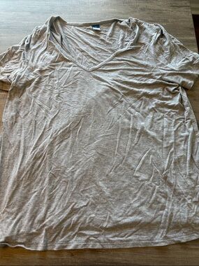 V-Neck Short Sleeve Tee gray